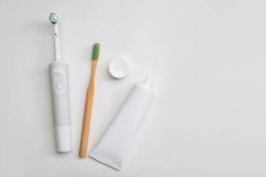 Beyaz arkaplanda yapıştırıcılı diş fırçaları