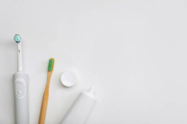 Beyaz arkaplanda yapıştırıcılı diş fırçaları