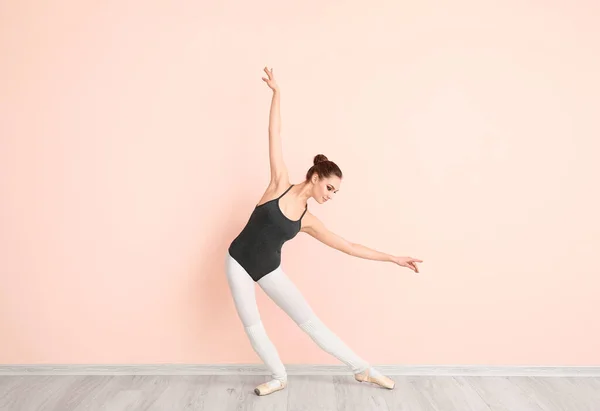 Красивая Молодая Балерина Цветной Стены — стоковое фото