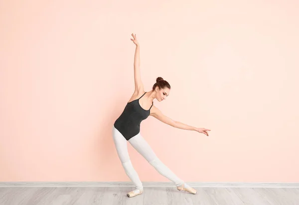 Belle Jeune Ballerine Près Mur Couleur — Photo