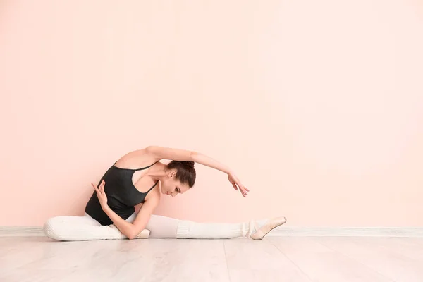 Vacker Ung Ballerina Nära Färg Vägg — Stockfoto