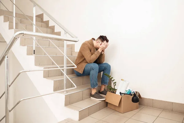 Triste Homme Viré Assis Dans Escalier — Photo