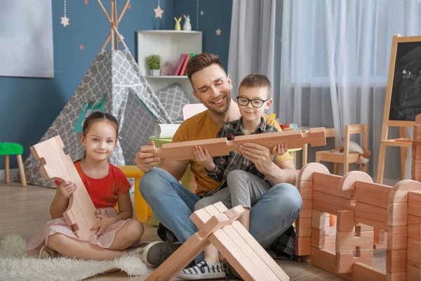 Otec Malé Děti Doma Hrají Domem Rozloučenou — Stock fotografie