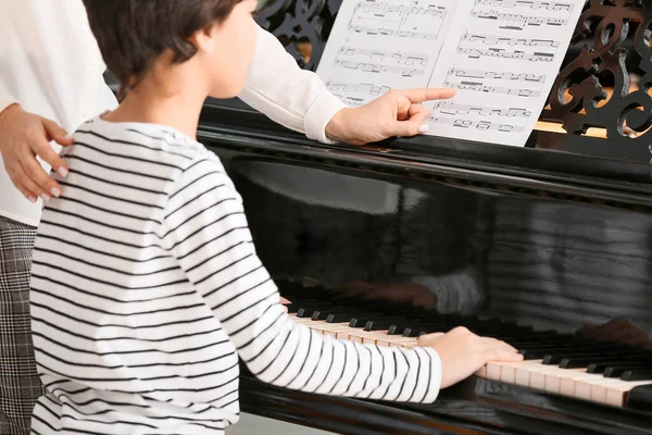 Privé Muziek Leraar Geven Piano Lessen Aan Kleine Jongen — Stockfoto