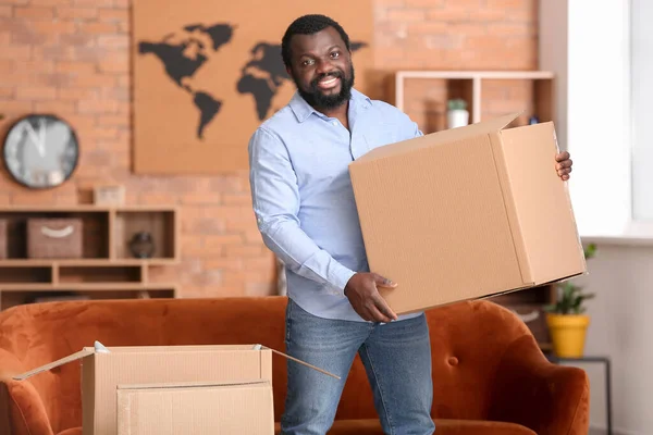 非洲裔美国人 在他的新家里有流动的盒子 — 图库照片
