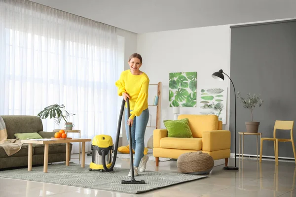 Mujer Joven Hoovering Piso Casa —  Fotos de Stock