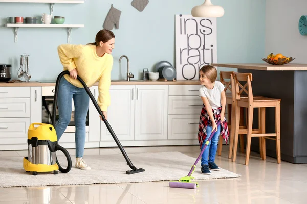 Young Woman Her Little Daughter Cleaning Kitchen — Stock Photo, Image