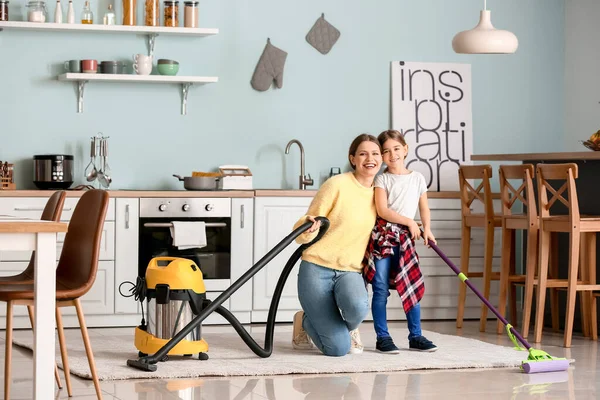 Mujer Joven Con Hija Pequeña Cocina Limpieza —  Fotos de Stock