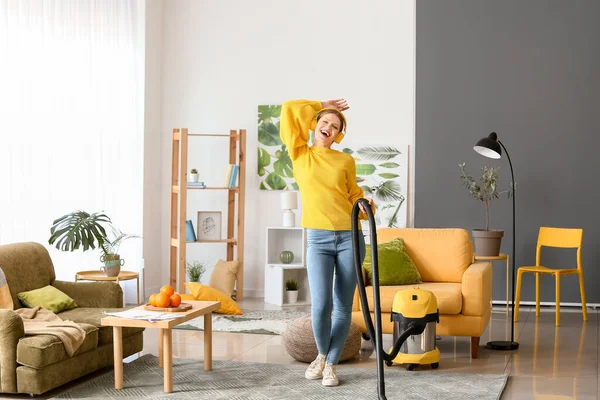 Jovem Mulher Ouvindo Música Enquanto Hoovering Chão Casa — Fotografia de Stock