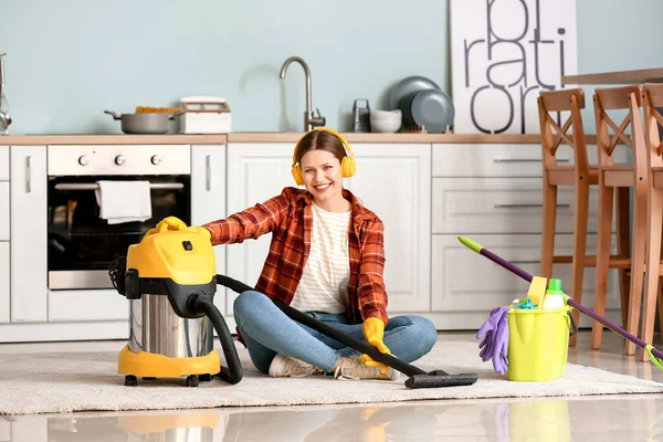 Young Woman Listening Music While Hoovering Floor Kitchen — Stock Photo, Image