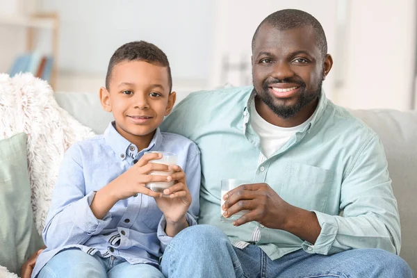 非裔美国人和他的儿子在家里喝牛奶 — 图库照片