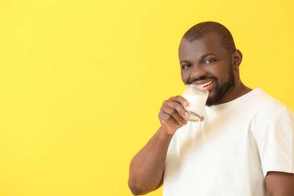 Afroamerikaner Trinkt Milch Auf Farbigem Hintergrund — Stockfoto