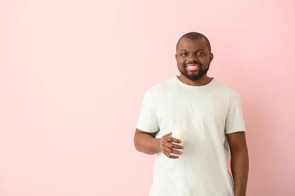 African American Man Milk Color Background — Stock Photo, Image