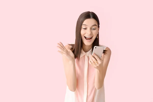 Mujer Joven Feliz Con Teléfono Móvil Fondo Color — Foto de Stock