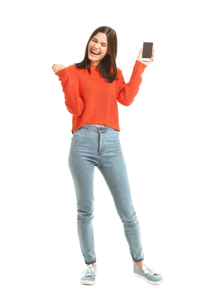 Beyaz Arka Planda Cep Telefonu Olan Mutlu Genç Bir Kadın — Stok fotoğraf