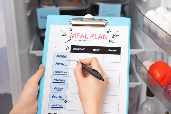 Vrouw Maakt Maaltijd Plan Keuken — Stockfoto