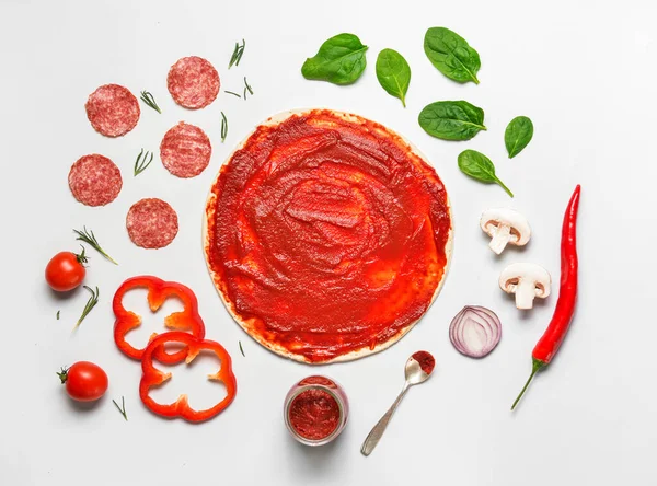Ingredientes Para Pizza Saborosa Fundo Branco — Fotografia de Stock