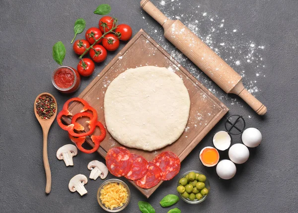 Ingredientes Para Una Sabrosa Pizza Sobre Fondo Oscuro — Foto de Stock