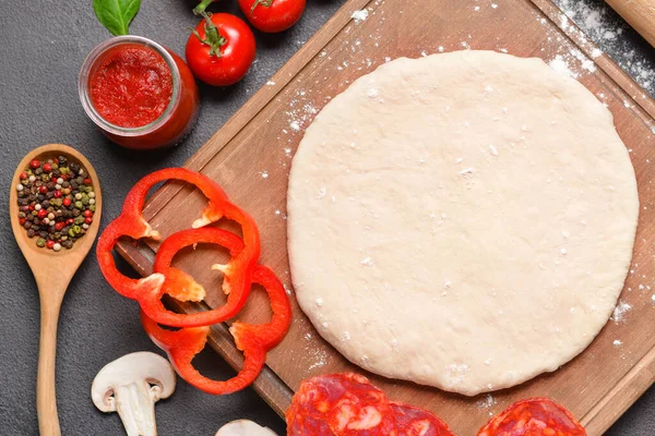 Ingrediënten Voor Lekkere Pizza Donkere Achtergrond — Stockfoto