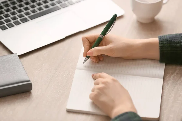 Vrouw Schrijft Iets Notitieboekje Aan Tafel — Stockfoto