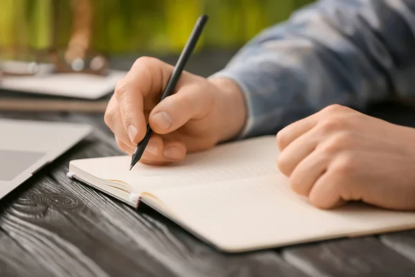 Man Schrijft Iets Notitieboekje Aan Tafel — Stockfoto