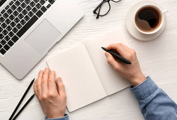 Mann Schreibt Etwas Notizbuch Tisch — Stockfoto