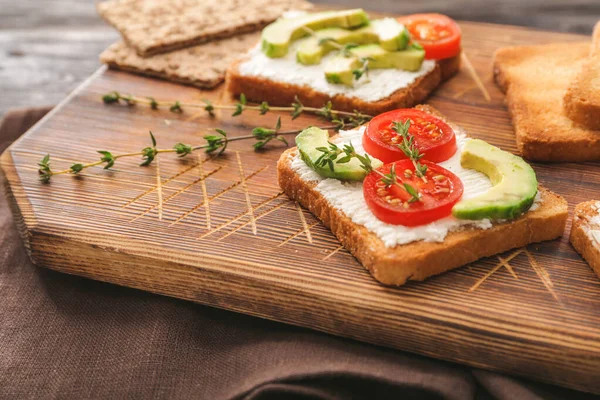 Bord Met Lekkere Avocado Sandwiches Tafel — Stockfoto