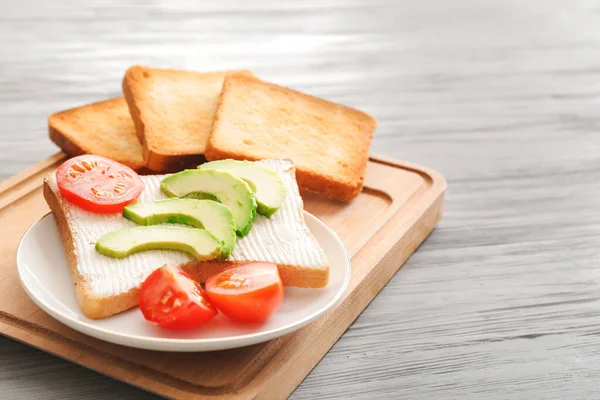 Assiette Avec Délicieux Sandwich Avocat Pain Grillé Sur Table — Photo
