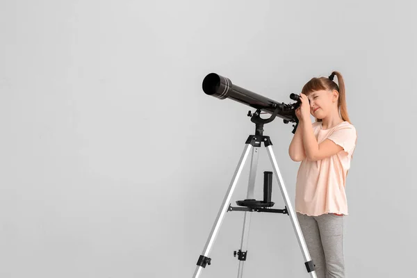 Aranyos Kislány Teleszkóppal Könnyű Háttér — Stock Fotó