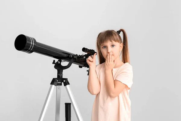 Söt Förvånad Liten Flicka Med Teleskop Ljus Bakgrund — Stockfoto