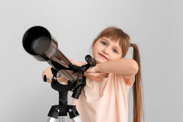 Симпатична Дівчинка Телескопом Світлому Фоні — стокове фото