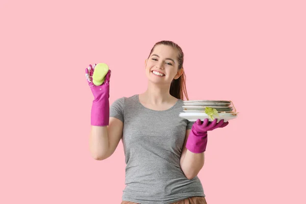 Mujer Con Platos Sucios Esponja Sobre Fondo Color — Foto de Stock