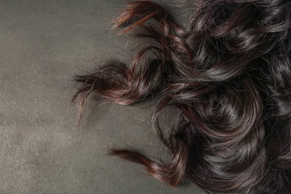 深色背景下卷曲的女性头发 — 图库照片