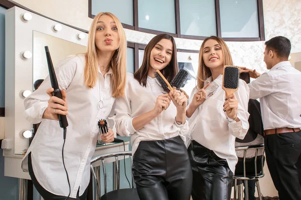 Jovens Mulheres Durante Cursos Profissionais Salão Cabeleireiro — Fotografia de Stock