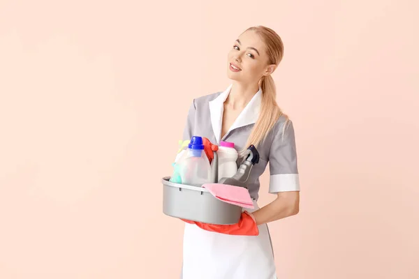 Beautiful Young Chambermaid Cleaning Supplies Color Background — Stock Photo, Image