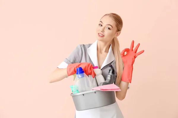 Beautiful Young Chambermaid Cleaning Supplies Showing Color Background — Stock Photo, Image