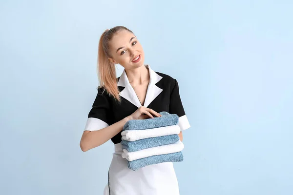 Beautiful Young Chambermaid Towels Color Background — Stock Photo, Image