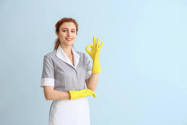 Vacker Ung Kammarjungfru Visar Färg Bakgrund — Stockfoto