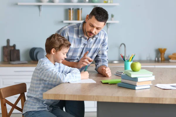 Vater Hilft Seinem Kleinen Sohn Beim Unterricht Hause — Stockfoto