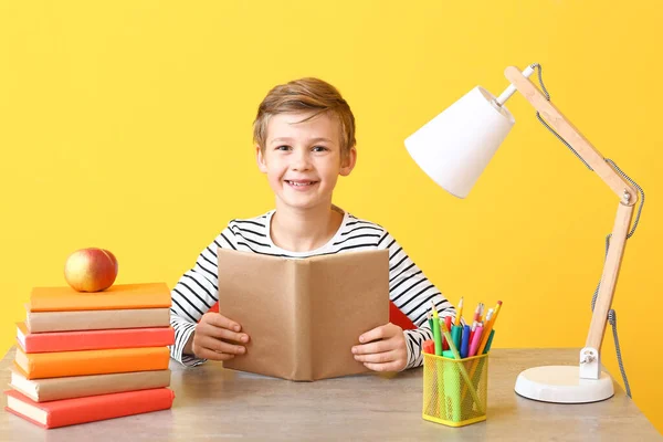 Niedlicher Kleiner Junge Macht Hausaufgaben Tisch — Stockfoto