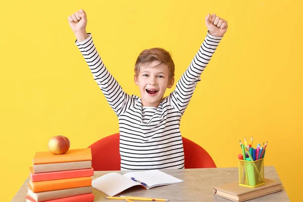 Gelukkig Kleine Jongen Met Zijn Huiswerk Gedaan Aan Tafel — Stockfoto