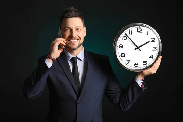 Empresario Con Reloj Hablando Por Teléfono Sobre Fondo Oscuro Concepto —  Fotos de Stock