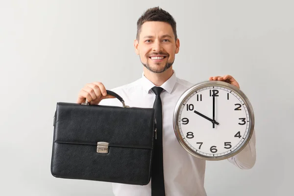 Empresario Con Reloj Sobre Fondo Claro Concepto Gestión Del Tiempo — Foto de Stock