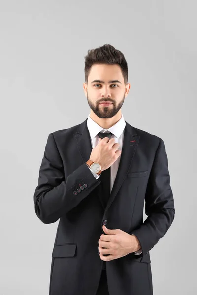 Hombre Negocios Guapo Con Cabello Sano Sobre Fondo Claro —  Fotos de Stock