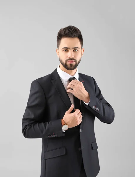 Hombre Negocios Guapo Con Cabello Sano Sobre Fondo Claro —  Fotos de Stock