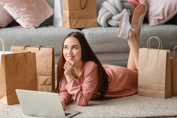 Mujer Joven Con Portátil Bolsas Compras Casa — Foto de Stock