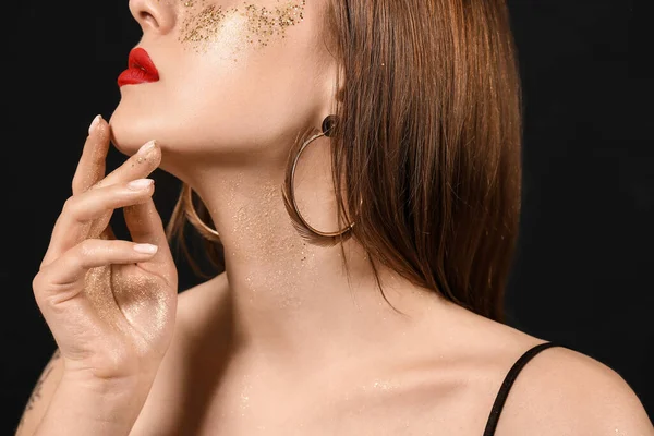 Modieuze Jonge Vrouw Met Glitters Haar Lichaam Tegen Donkere Achtergrond — Stockfoto