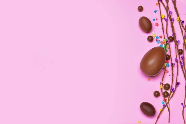 おいしいチョコレート色の背景にイースターエッグ — ストック写真