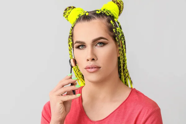 Portret Młodej Transseksualistki Pędzlem Makijażu Jasnym Tle — Zdjęcie stockowe