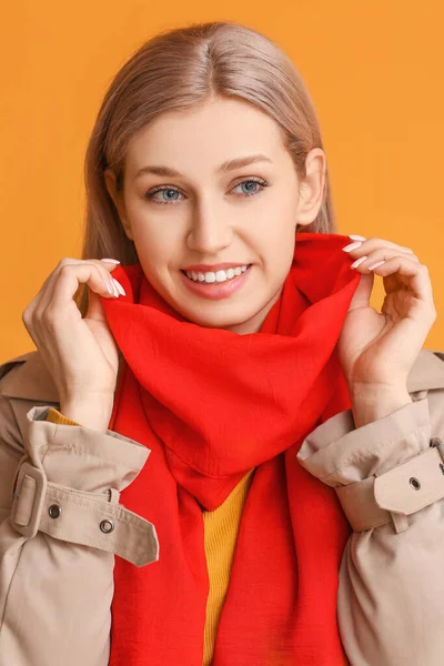 色の背景にスタイリッシュなスカーフを持つ美しい若い女性 — ストック写真